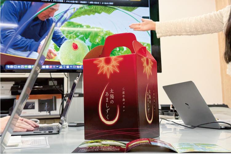 会議中机の上に置かれたパッケージ