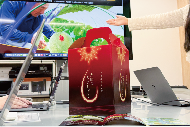 机の上に置かれたメロンのパッケージ