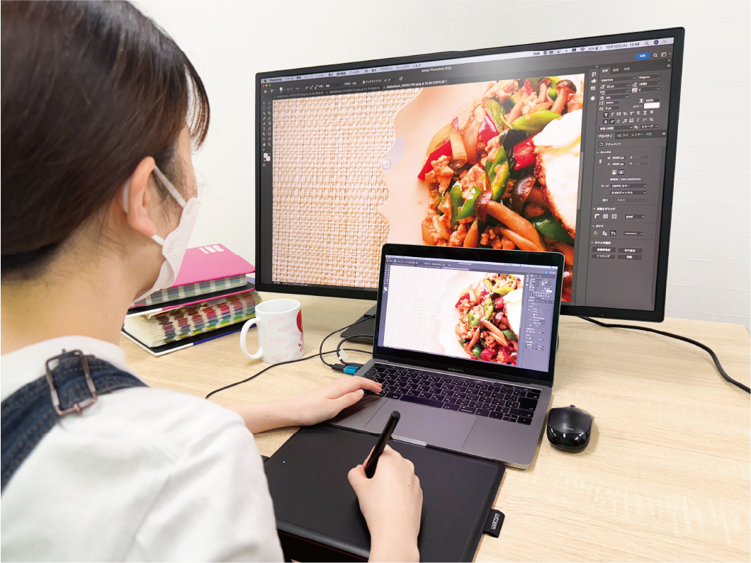 パソコンで画像編集をする様子