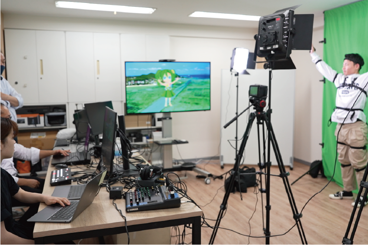 装置を着てバーチャルキャラクターを動かす社員