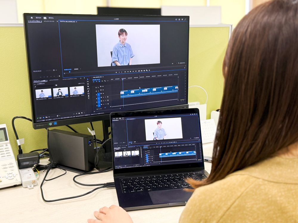 動画を編集する社員