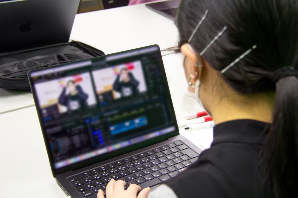 動画編集を行う社員