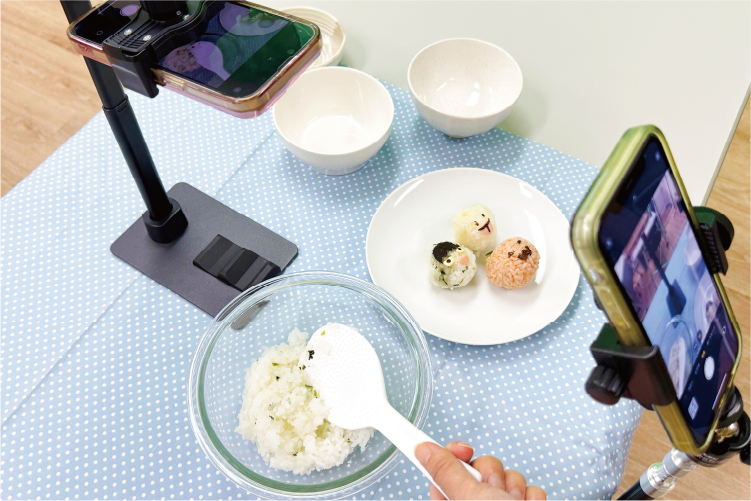 食品の動画を撮影する様子